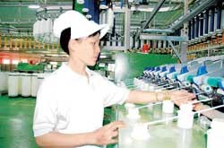 Under a new decision, textile outsourcing firms are allowed to pay corporate tax three months after the usual deadline (Photo: SGGP)